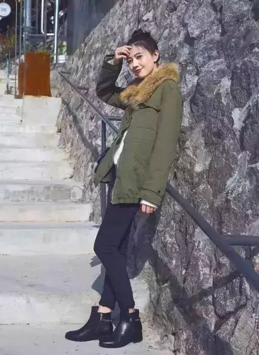 羽绒裤非常的适合在冬天的时候穿,保暖裤百搭防风舒适羽绒裤