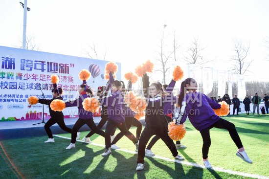 闃冲厜灏戝勾閫愭ⅵ璧涘満,闃冲厜灏戝勾鑱氳禌鍦烘縺鎯呴鎵睍椋庨噰