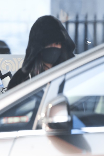 离婚后的杨幂低调现身机场,手里捏了个小东西却让人担心!