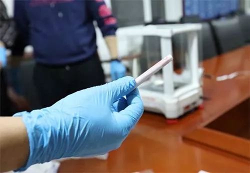 吸毒男,男子在高铁吸毒