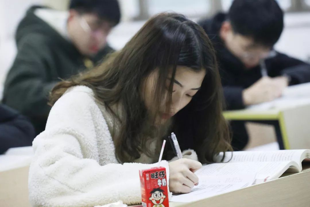 你看！别的同学开考啦