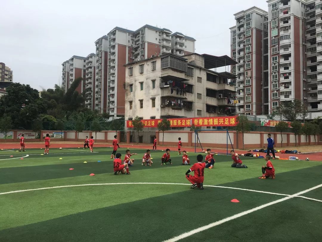 架起“一带一路”友谊之桥，葡萄牙足球运动员与梅县青少年“切磋”球技