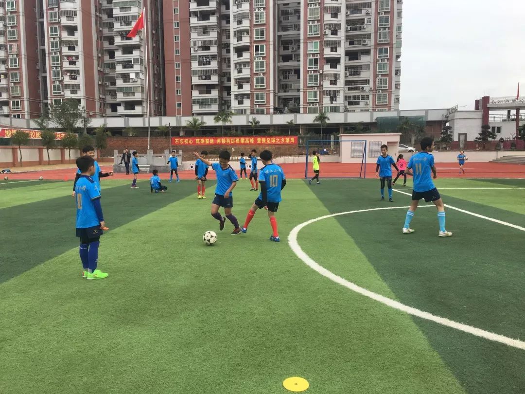 架起“一带一路”友谊之桥,葡萄牙足球运动员与梅县青少年“切磋”球技