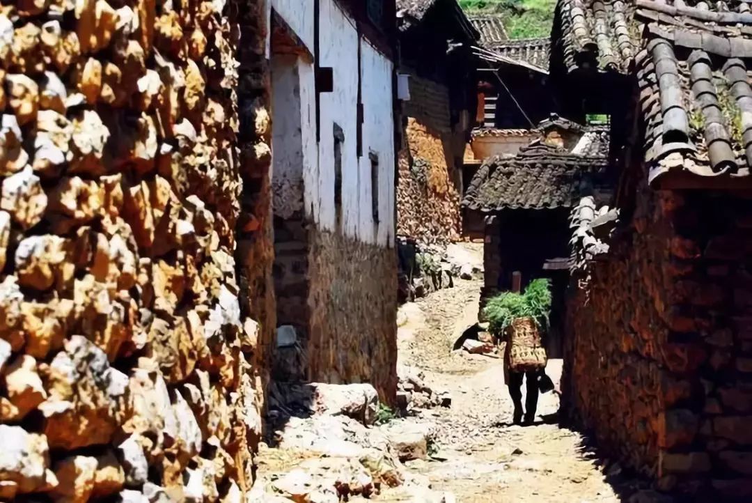 巨石上的奇特村庄,丽江绝美的村落