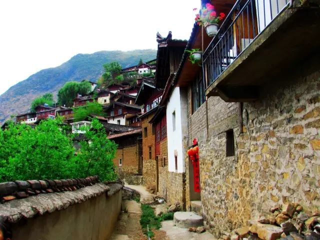 巨石上的奇特村庄,丽江绝美的村落