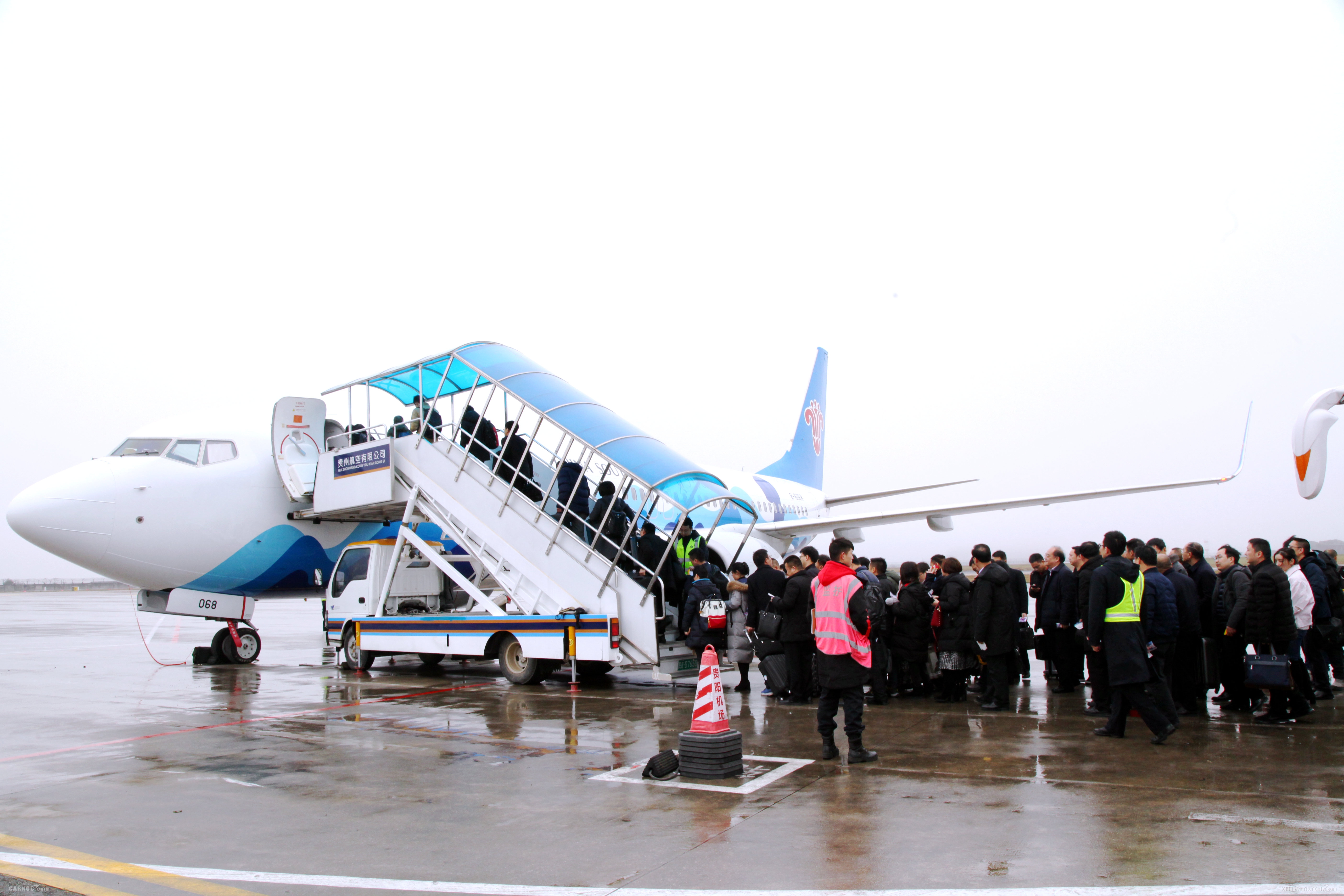 “贵州号”南航客机首航黄果树、梵净山亮相蓝天