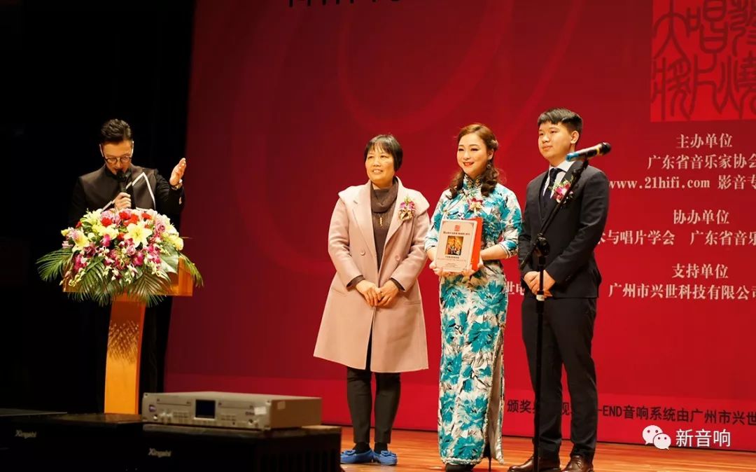 春华秋实谱写桃李华章,春华秋实谱新篇