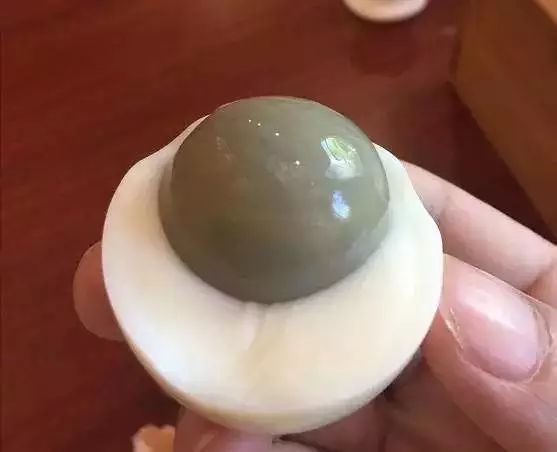 熟鸡蛋蛋黄黑膜有害吗,鸡蛋蛋黄外表变黑了能不能吃