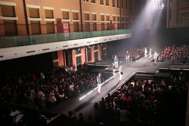 打折名牌包包是真的吗,一百块钱正品包包是真的吗