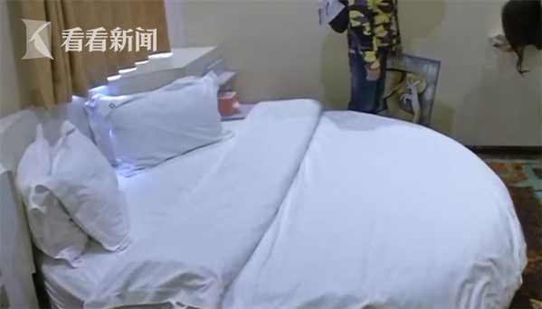 男子与女友开房半夜听到奇怪声音竟是有人在墙壁挖出一个洞*窥偷**