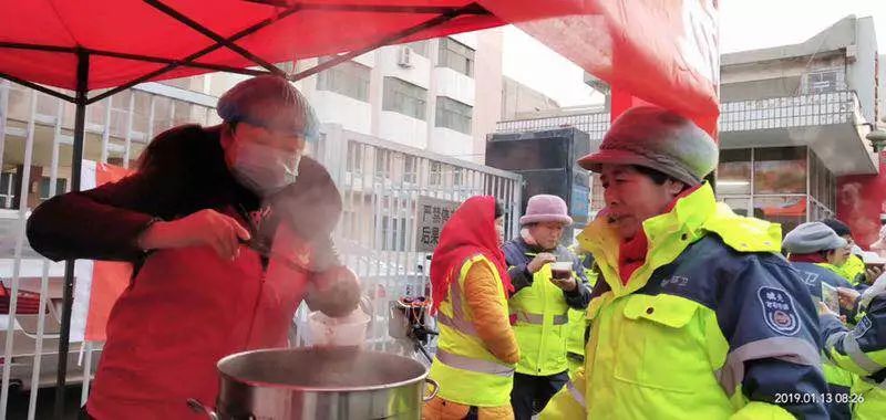 昨天，兰州大街小巷都飘散着腊八粥味道，传递着一份份爱心……
