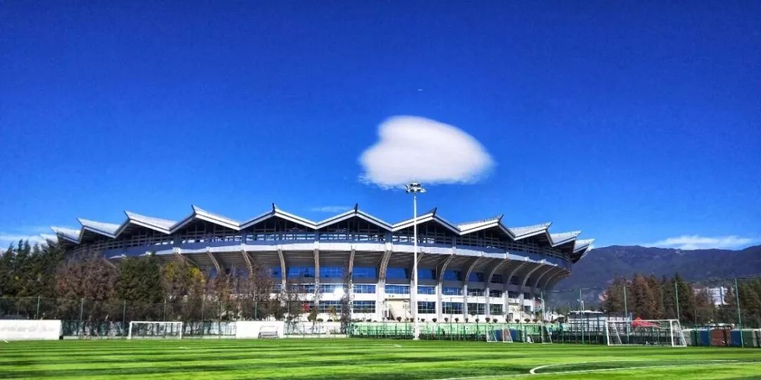 雪山下的篮球场,定日县雪山下的足球场