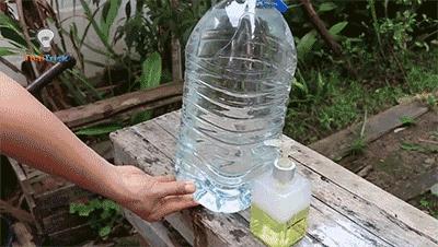 果汁玻璃瓶子收纳神器,大塑料瓶能做什么收纳器