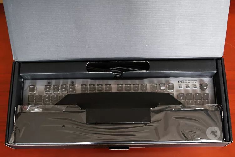 感受工匠精神——德国冰豹Vulcan120Aimo机械键盘开箱