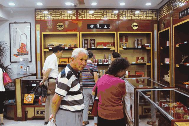 上海滩市中心，竟然藏着一条有洋房故居有老字号有咖啡店有酒吧的网红老马路