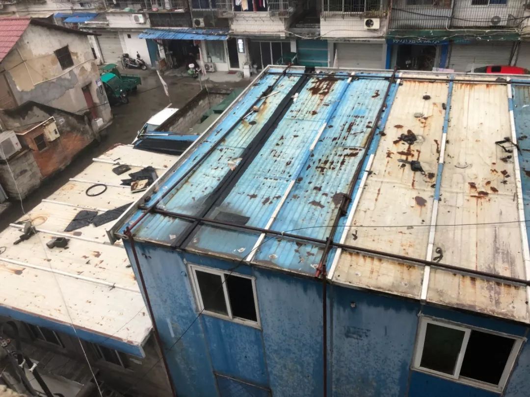 「万象山脚」一分钱坐公交？金汇广场完工十年工棚还在？他们怎么回答……