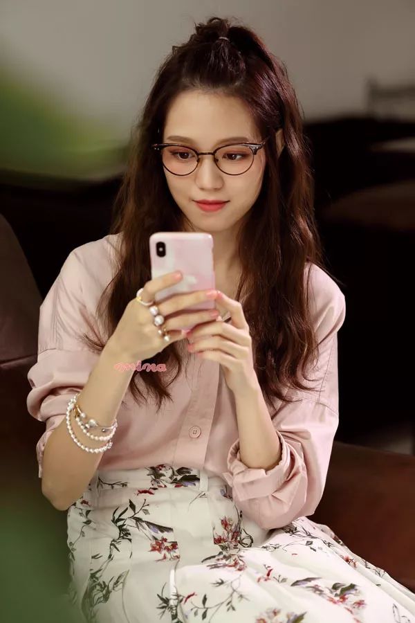 潮搭汇｜手部饰品×唇色美甲点亮冬日造型的通关密语