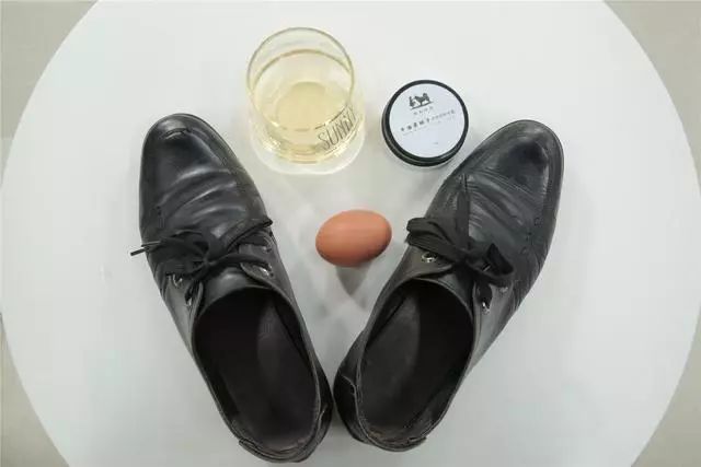 再皱的皮鞋也怕这一招,涂点每天都吃的它,让你天天穿新鞋