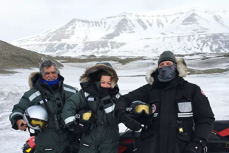 被北极熊追杀，抓拍鲨鱼咬向自己的瞬间……68岁摄影师玩命告诉你：为什么外国人这么少？