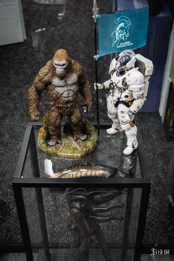 罗伯茨将一个超大的“金刚”送给小岛秀夫作为礼物！