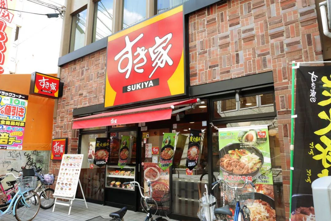 日本又曝饮食店卫生问题！员工把厨具放在裤裆上，这家店每个日本人都去吃过……