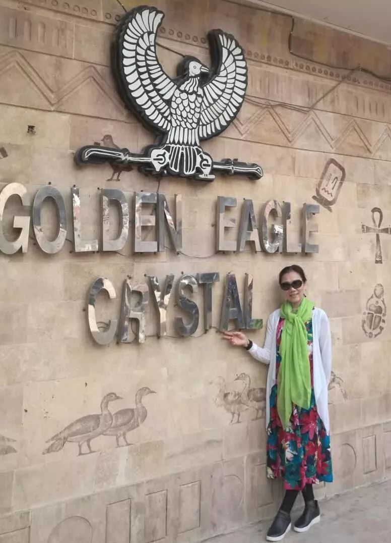 中国大妈外出旅游跨栏,大妈旅游动作