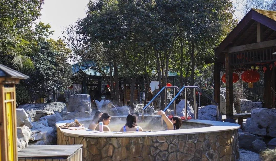 趁着假期来泡温泉吧,趁夏天还没来赶紧泡个温泉