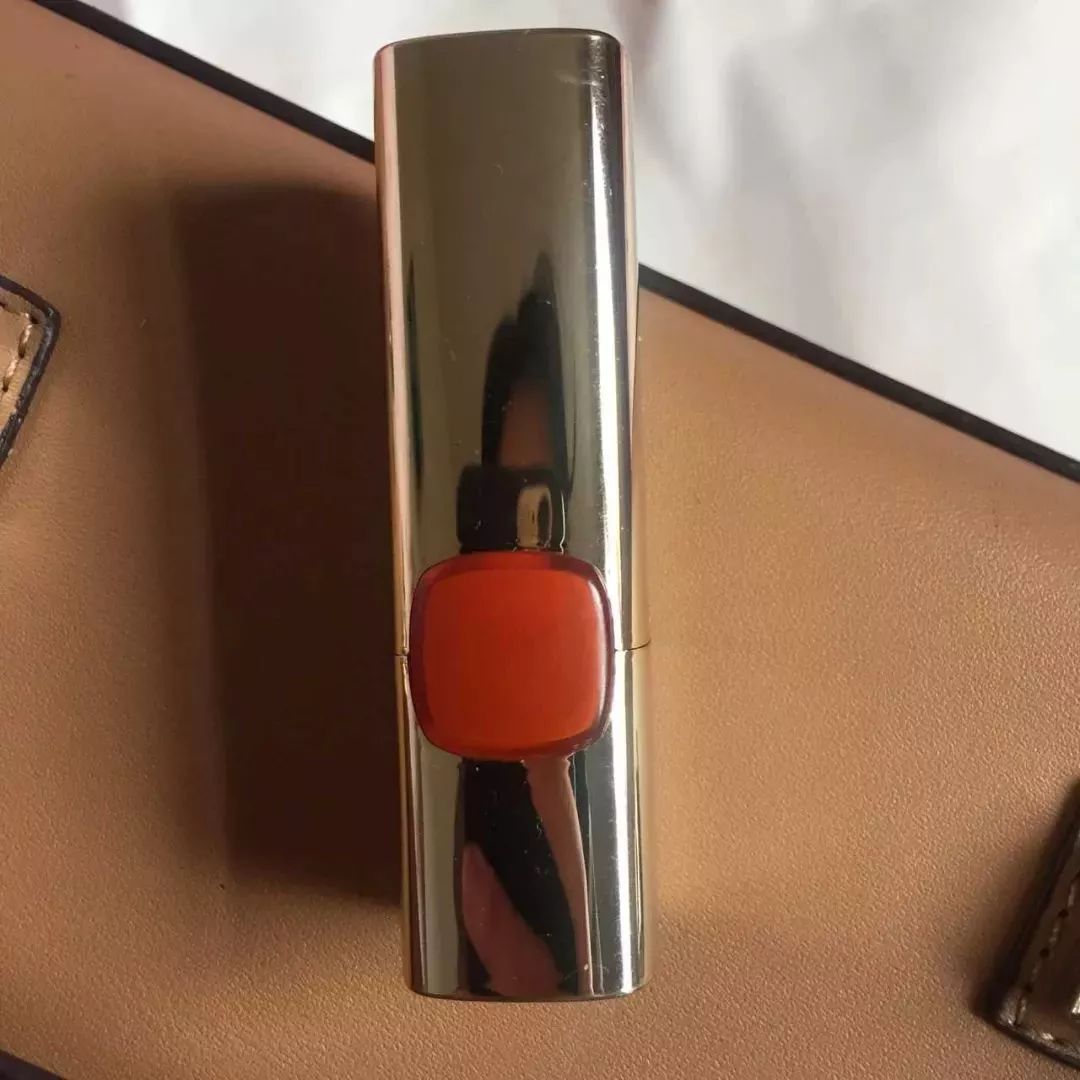 素颜找工作屡碰壁，涂上口红却被录取……真是个看脸的世界！