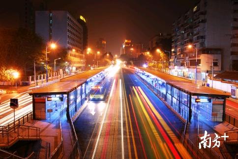 最美建设者③:回顾广州BRT运行十年,城建项目中的“灯塔”如何照亮街道共治