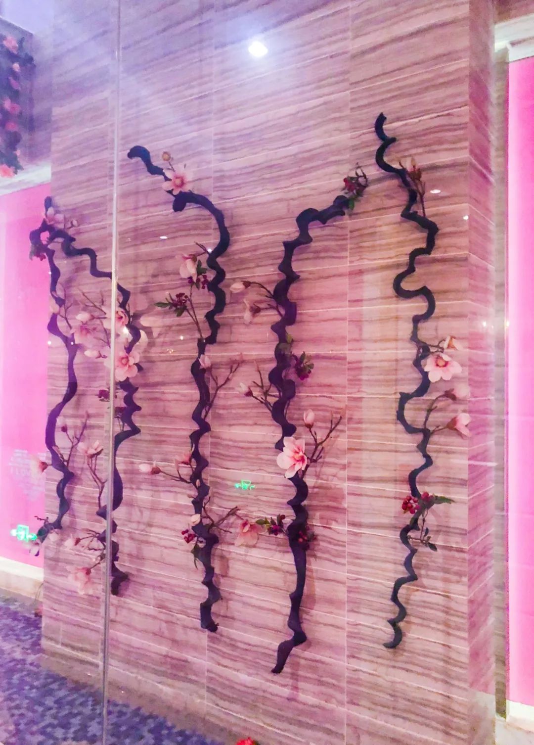 我们花了129元，住了一次情趣酒店···