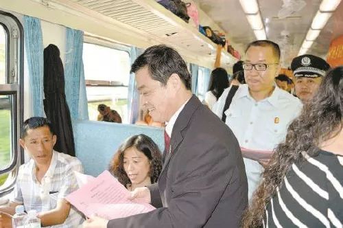 踏遍青山人未老英姿不减正当年,踏尽青山人未老模板