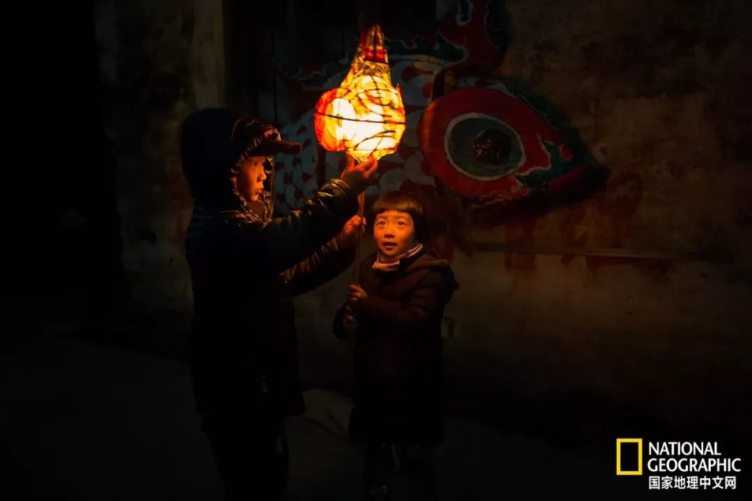 这盏燃了200年的徽州鱼灯，带你游回小时候