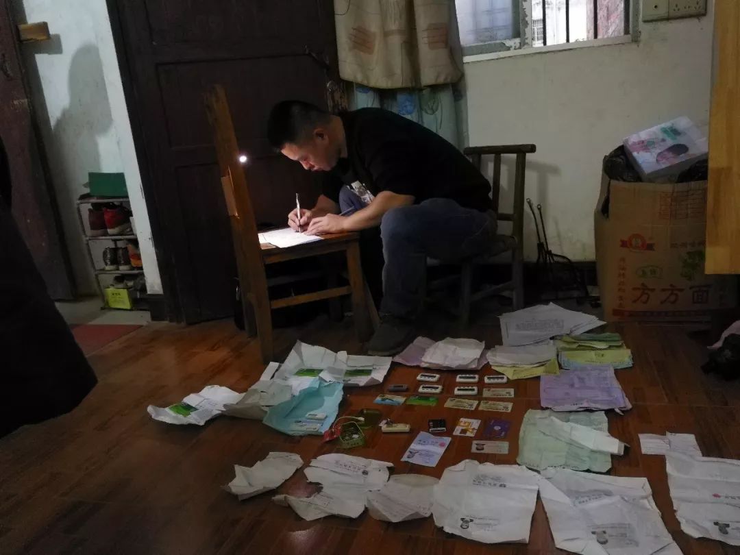 瀹堕噷搴婂簳涓嬫湁閲戝瓙,鍦ㄥ閲屽簥搴曚笅钘忎竴鐧句竾鐜伴噾