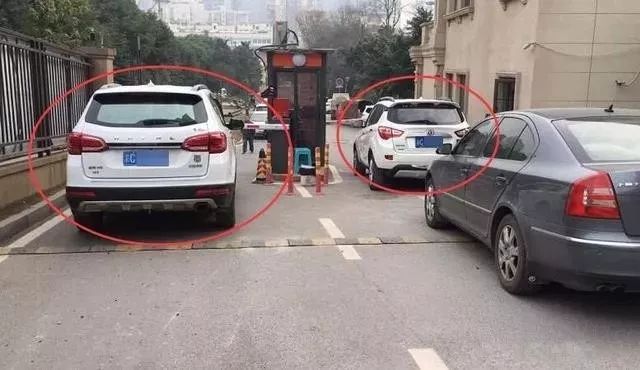 堵小区大门的人，十有八九，不是法盲，就是混混！