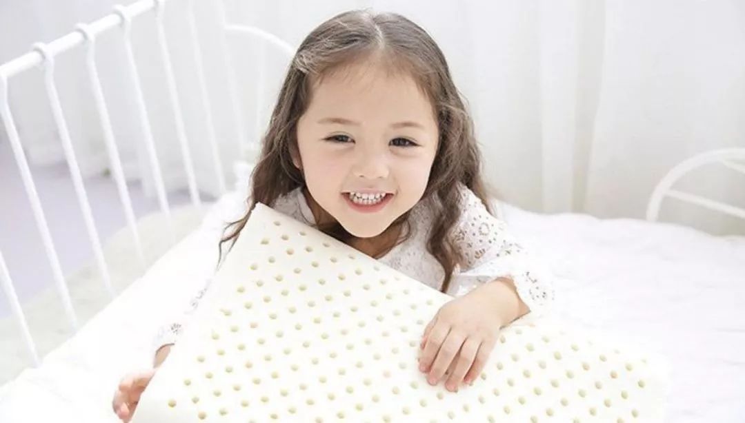 宝宝多大枕枕头合适,宝宝多大用枕头最合适