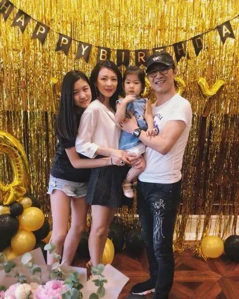 她究竟应该维持逼格,还是成为真实的自己?