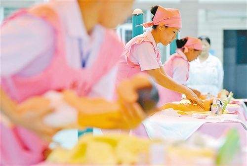 月嫂“乱证”迷人眼:7天速成拿证培训10天可接单