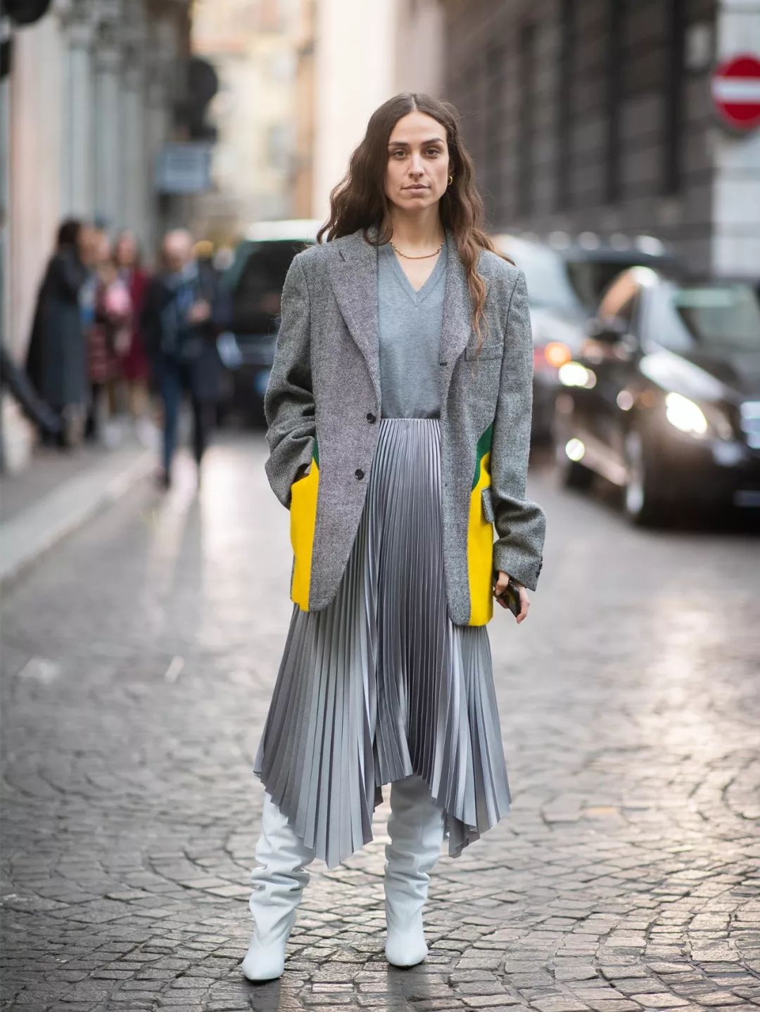 长百褶裙配黑色西装,百褶裙配西装领马甲