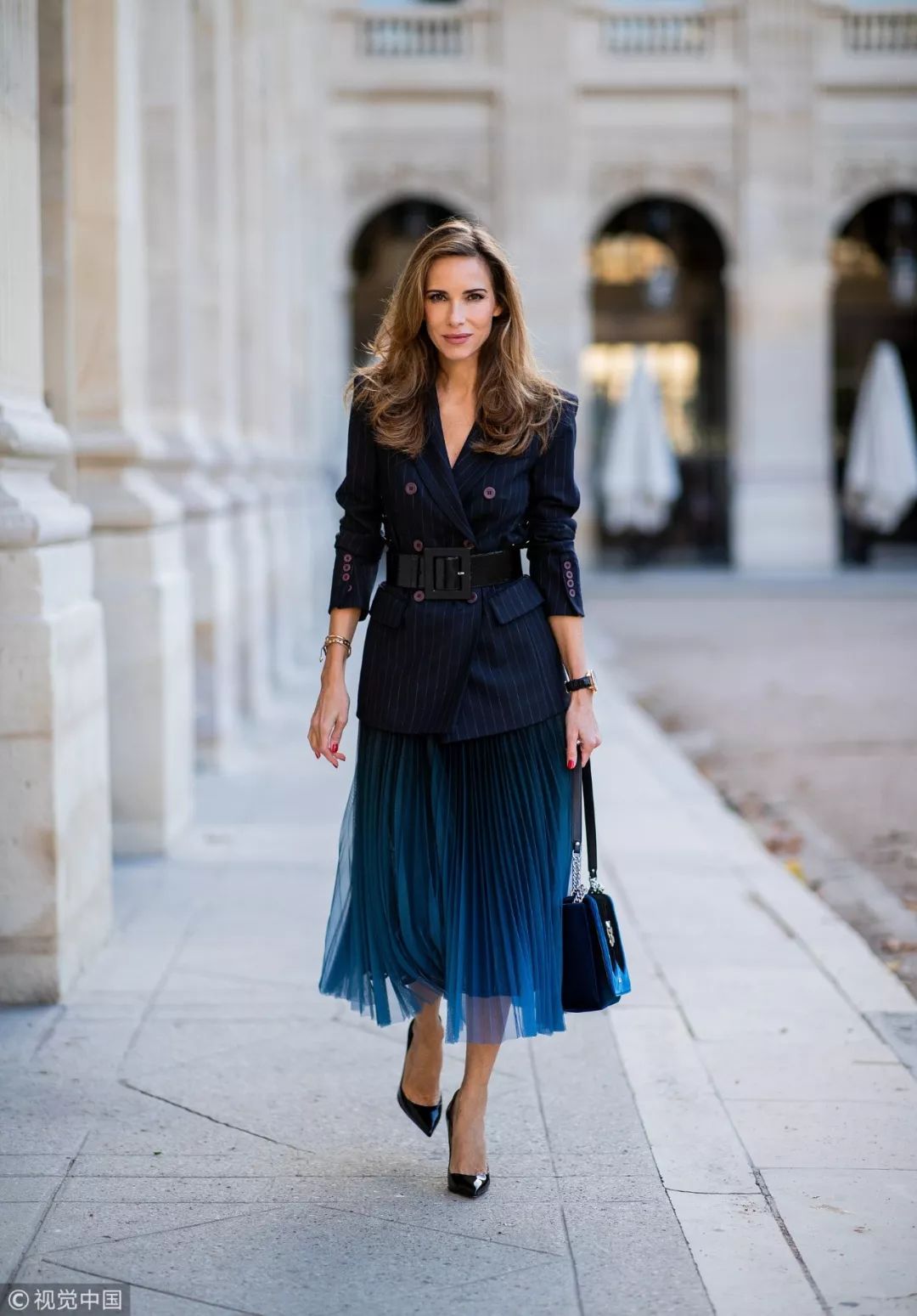 长百褶裙配黑色西装,百褶裙配西装领马甲