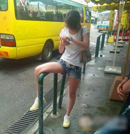 ▶昨天老妈教弟弟做作业,我弟不动脑筋思考,每道题都问...