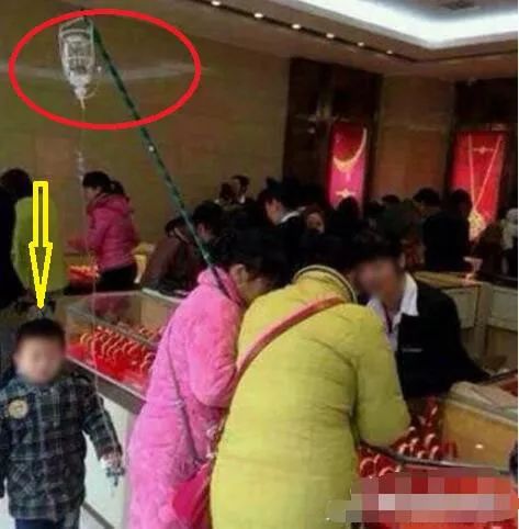 ▶昨天老妈教弟弟做作业，我弟不动脑筋思考，每道题都问...