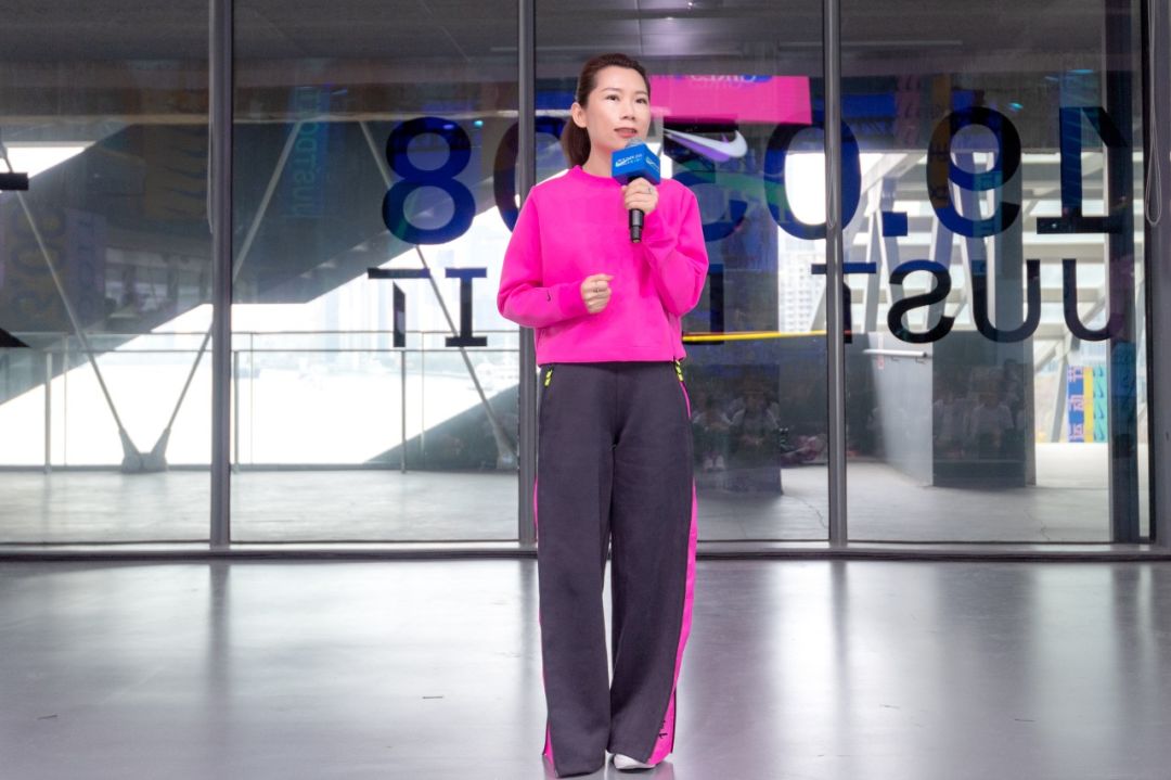 周冬雨光脚走在雪地上,周冬雨光脚踩雪