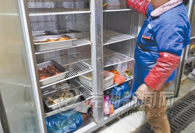 外卖店里的“秘密”隔夜菜生熟混狗乱跑没口罩