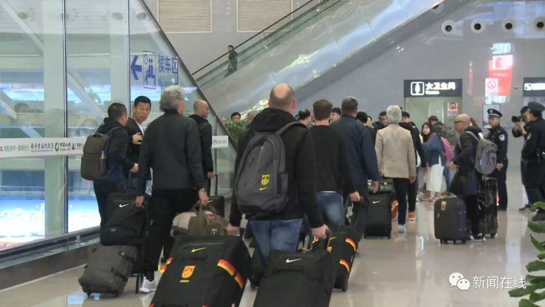【送中国杯门票】中国男足今天到南宁了，真人帅哦