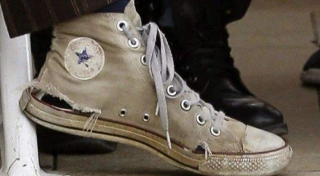 不要跟穿白衣服的人独处,不要跟穿白裤子的人在一起