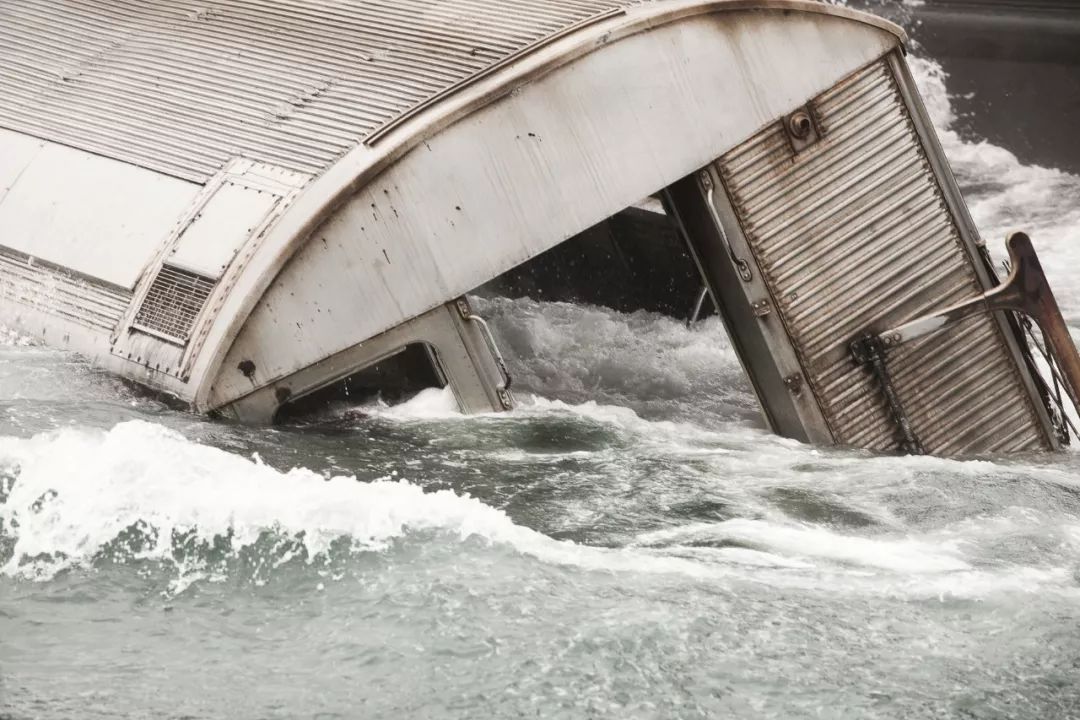 美国人到海洋倒垃圾,美国人往大海扔垃圾