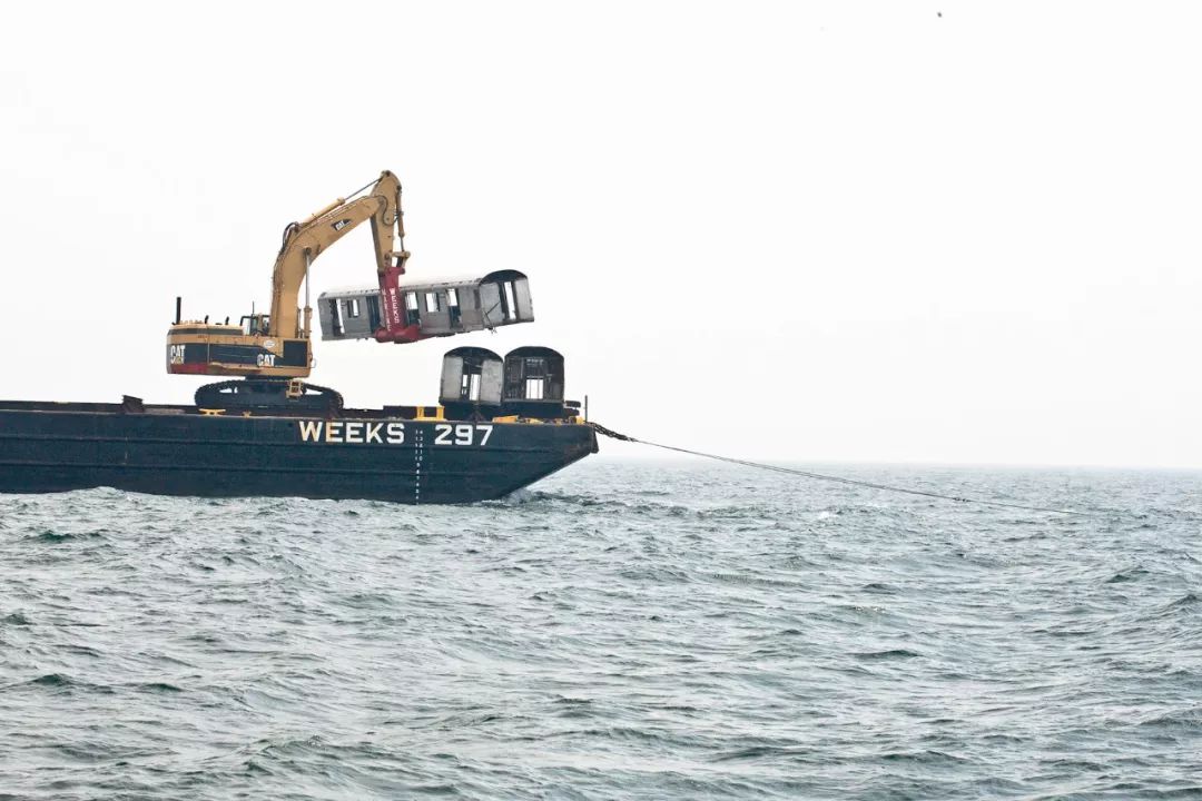 美国人到海洋倒垃圾,美国人往大海扔垃圾