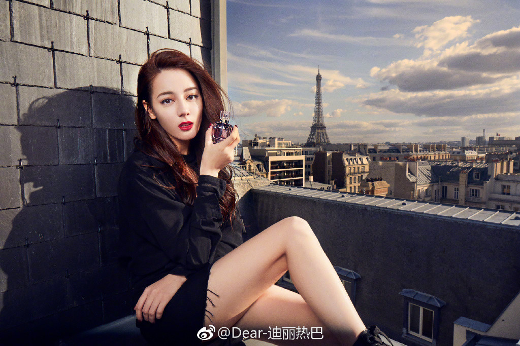 迪丽热巴超短露脐运动装,迪丽热巴穿不穿鞋踢足球