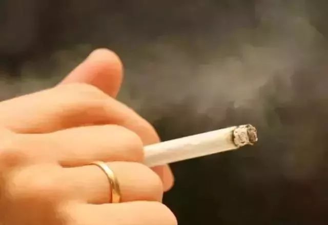 朋友圈发不实言论会有什么后果 (千万别发朋友圈)