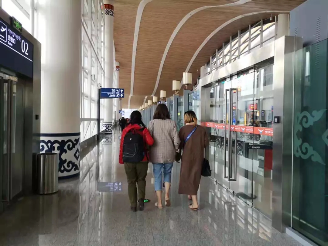 乘客突发癫痫司机抢救,乘客癫痫发作众人施救